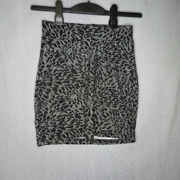 Vero Moda Mini Skirt With Black Amd White Pattern Size S - Picture 1 of 7
